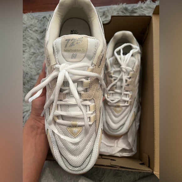 *NEVER WORN* NEW BALANCE 725 UNISEX BEIGE AND WHITE LACE UP SNEAKERS - Picture 3 of 6